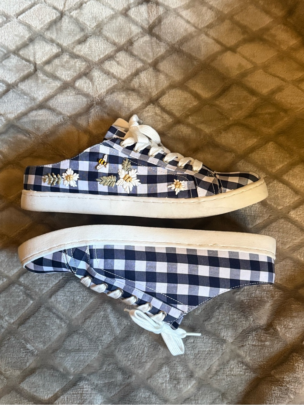 Size 9.5 Betsey Johnson Navy White Gingham Jeweled Bee Daisy Embroidered Sneaker - Picture 2 of 8